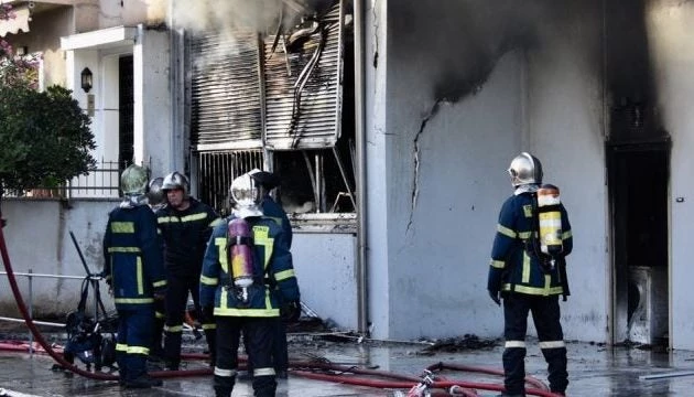 Εικόνες καταστροφής! Ζημιές σε σπίτια από τη μεγάλη φωτιά σε αποθήκη ηλεκτρικών ειδών στο Περιστέρι (βίντεο)